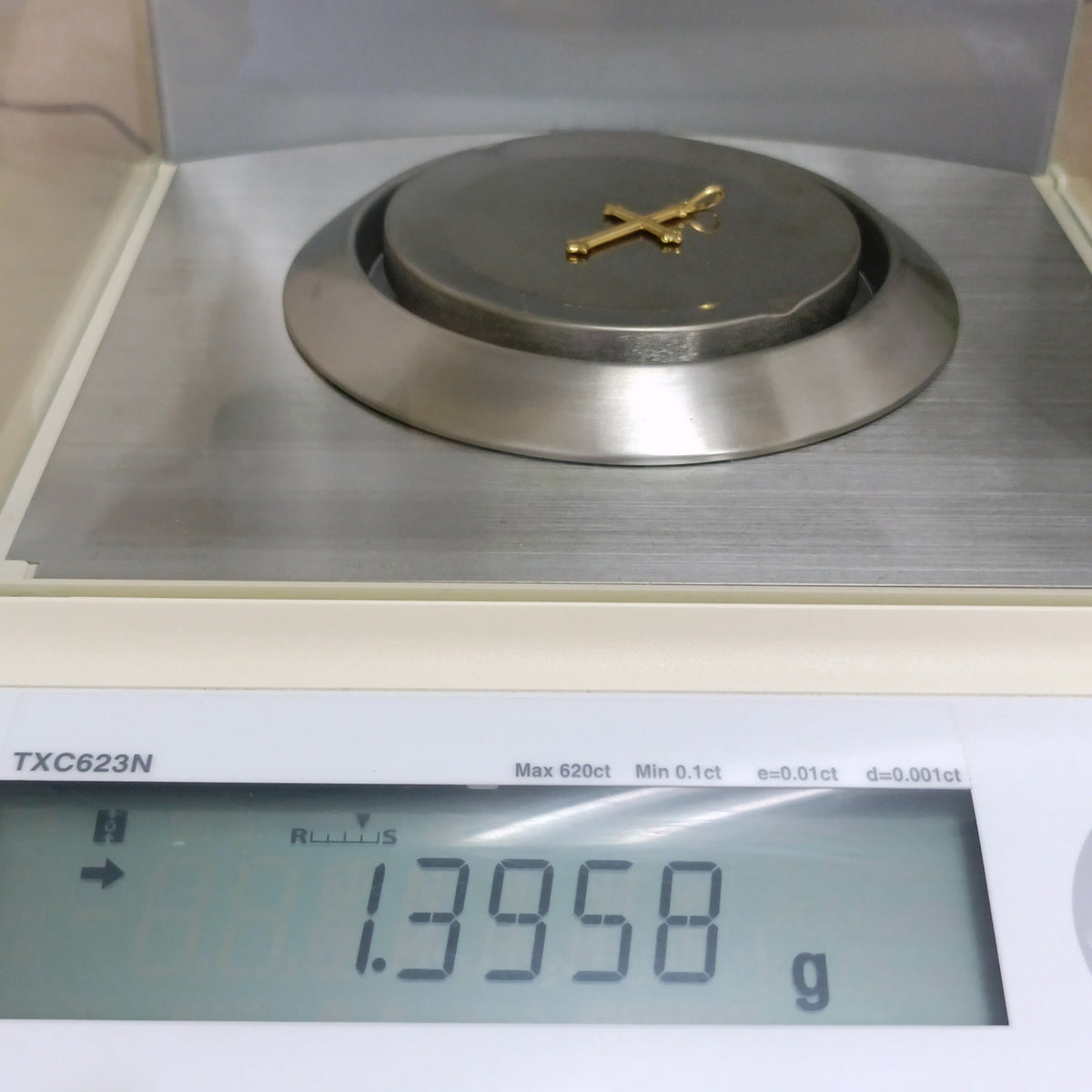 18金 K18 男女兼用 中空 十字架クロス 1.39g Z3040
