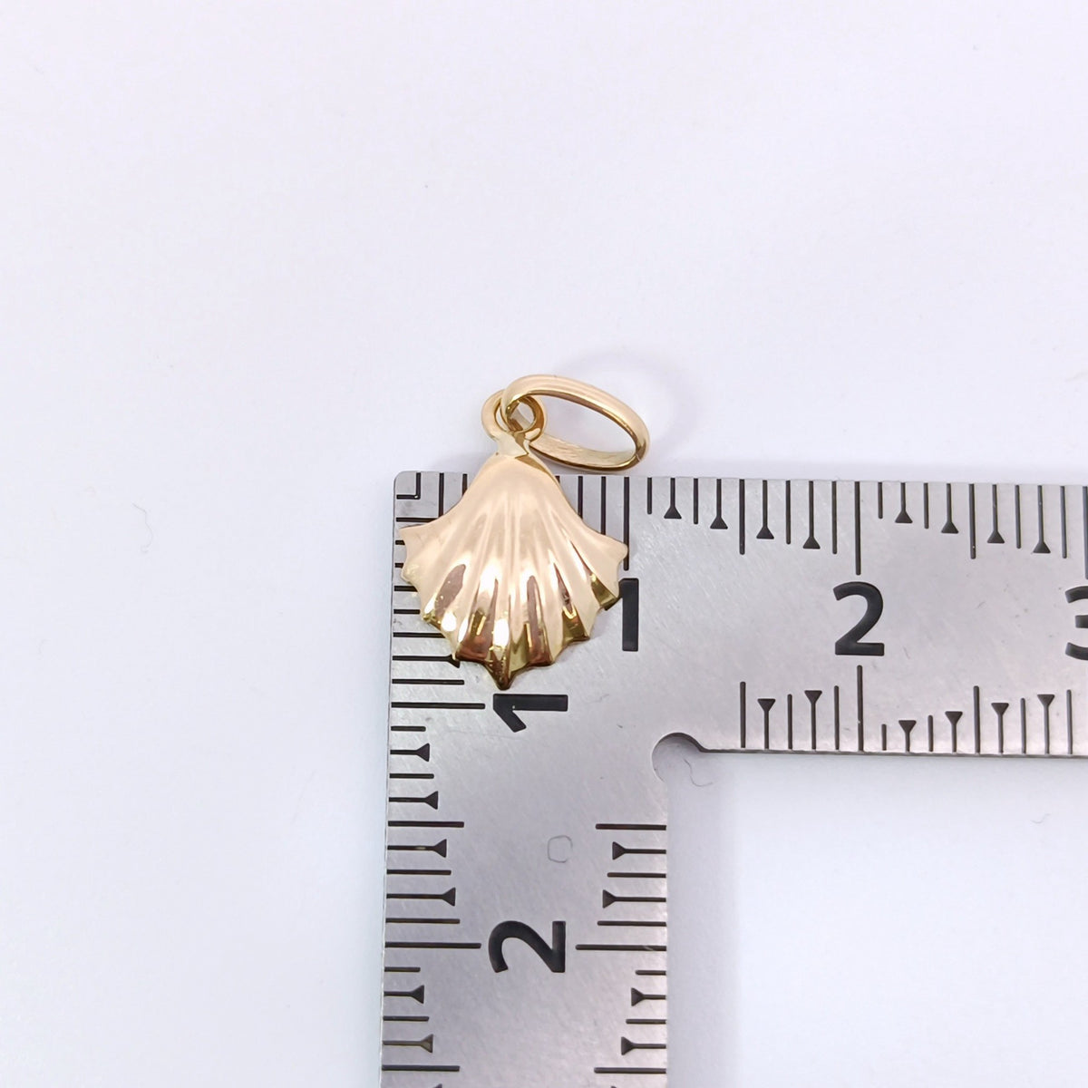 18金 K18 男女兼用 シェルデザインネックレストップ 0.54ｇ Z2566