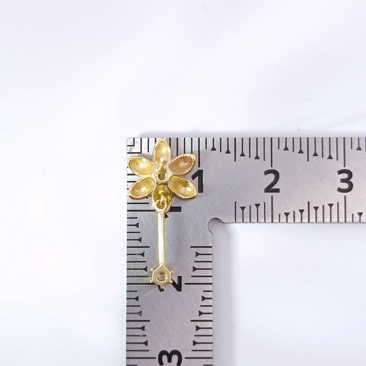 18金 K18 ダイヤ0.12×2 デザインピアス 3.37ｇ Z3018