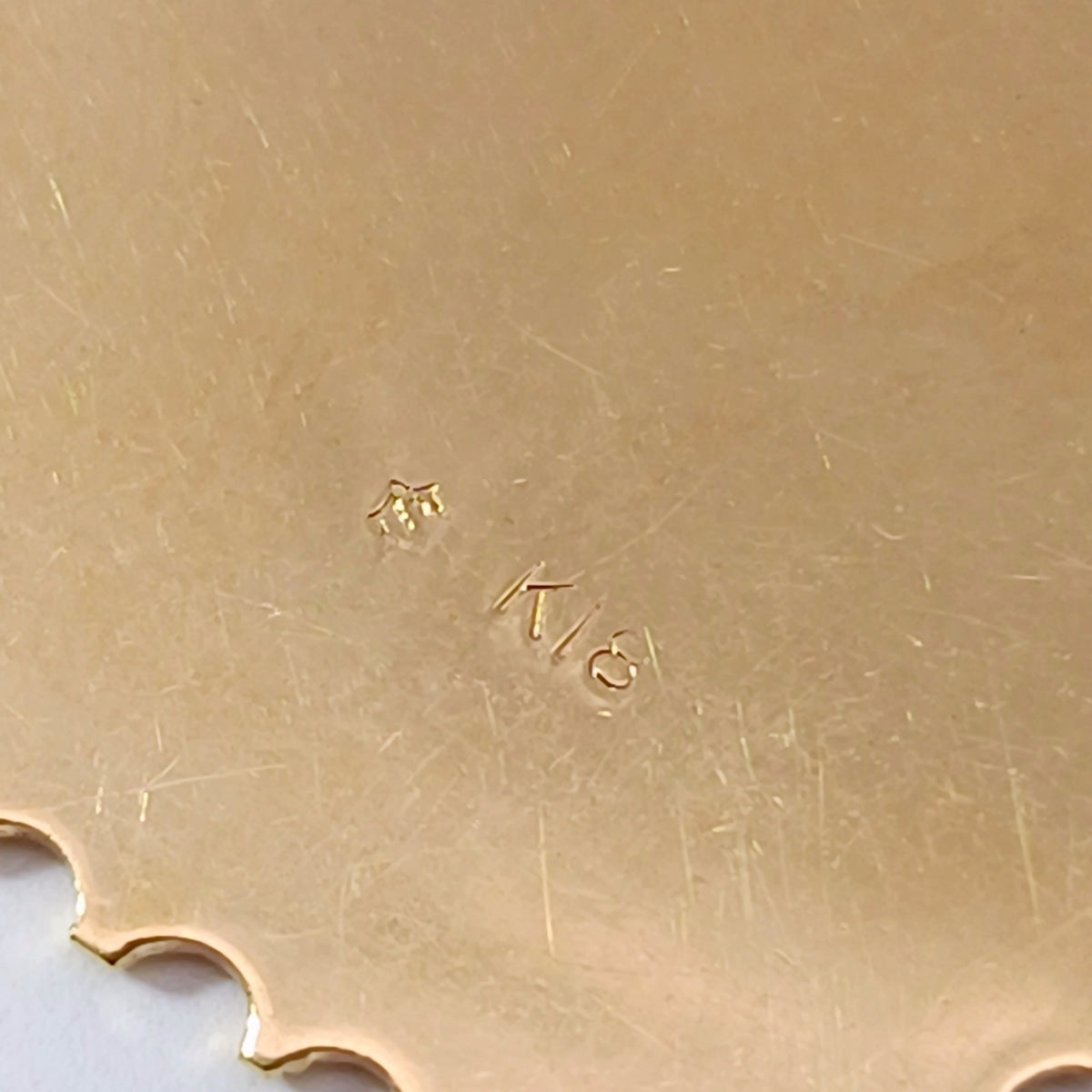 18金 K18 男女兼用 切手風デザインネックレストップ 5.56ｇ Z1897