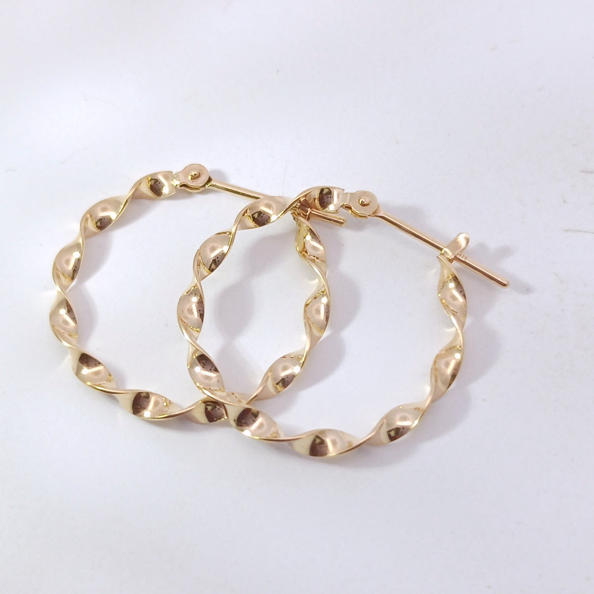 18金 K18 ツイストピアス 1.32ｇ Z1950